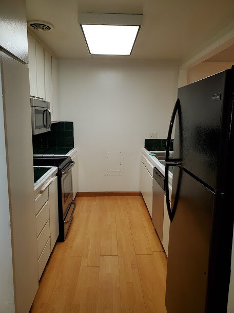 Building Photo - 1127 E Del Mar Blvd