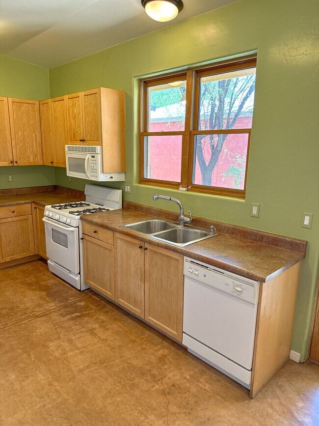 Building Photo - 3 bedroom 2 bath - close to Downtown
