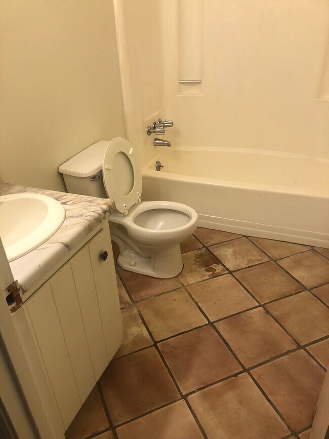 Building Photo - 2 Bedroom Duplex in Boulevard with a Yard