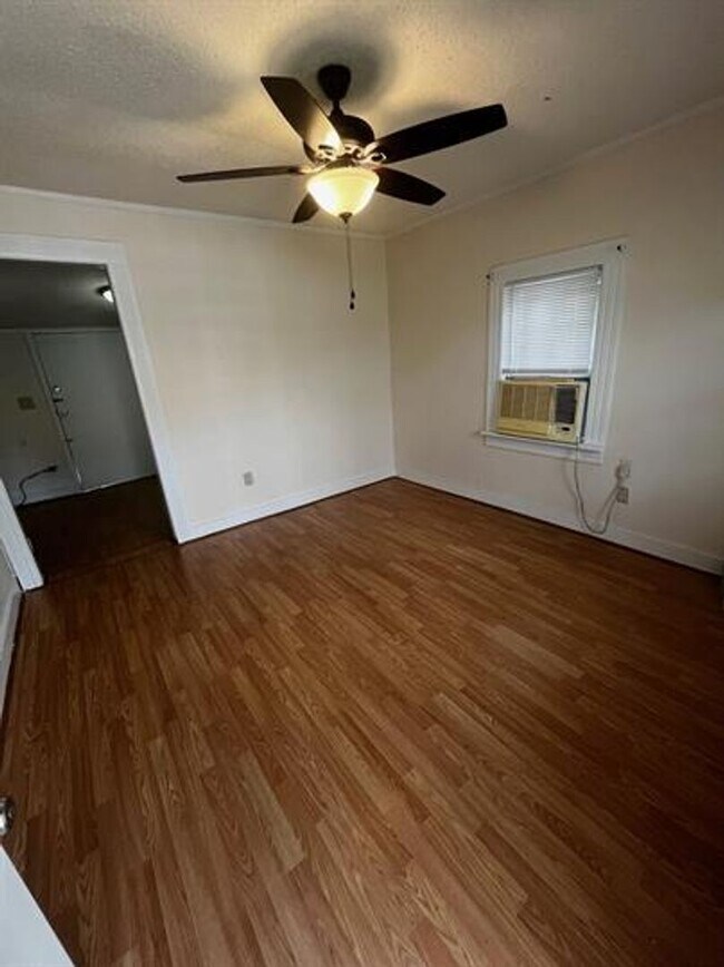 Building Photo - Charming 1 Bed, 1 Bath Home!