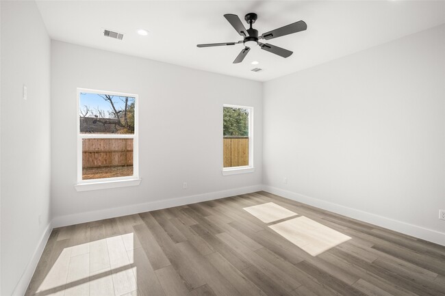 Building Photo - 8056 Meadowbrook Dr