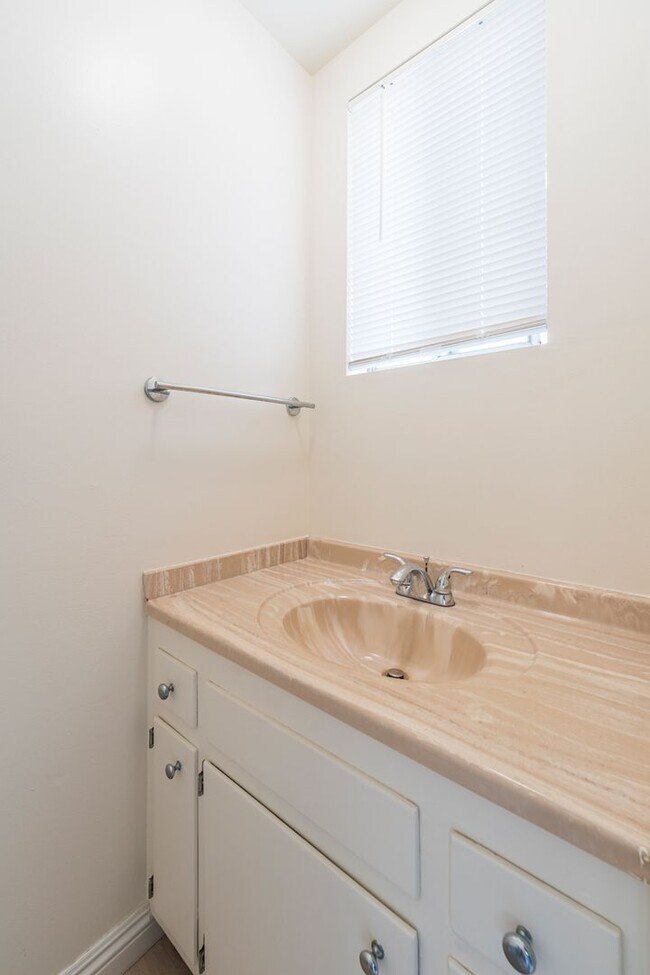 Building Photo - North Redondo 3 bedroom