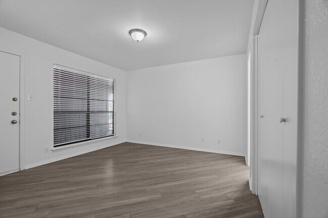 Building Photo - 320 E 4th St