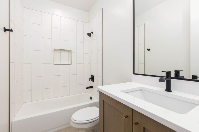 Building Photo - 6 bed / 4 bath / 3 car garage custom home in Pecan Valley