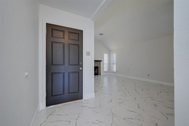 Building Photo - 16015 Surrey Woods Dr