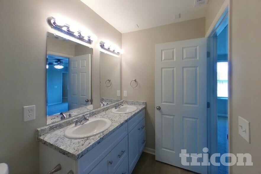 Building Photo - 120 Castlebrook Dr
