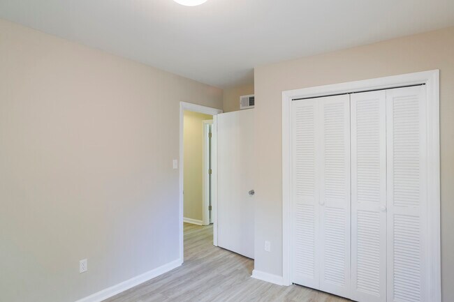 Building Photo - 11304 Largo Dr