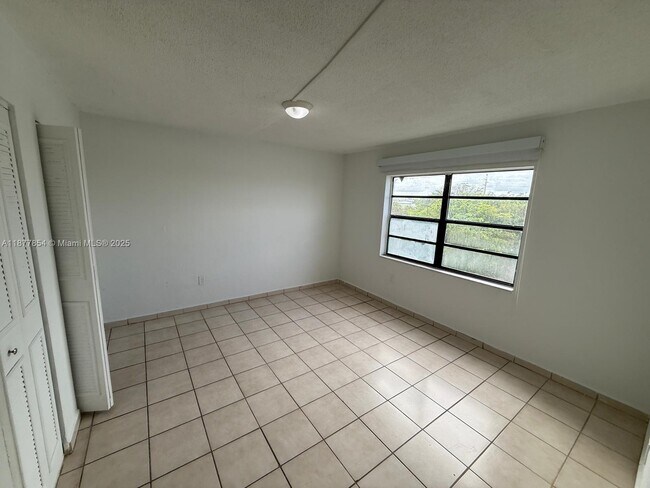 Building Photo - 1325 W 68th St
