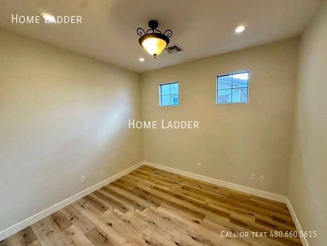 Building Photo - 3064 E Palmdale Ln