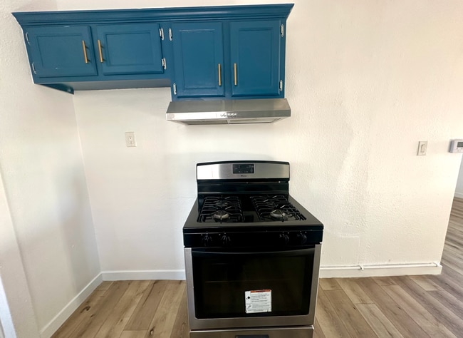 Building Photo - Charming 1 Bed 1 Bath Unit - Move in Speci...