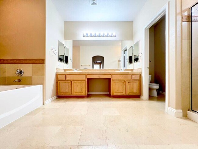 Building Photo - Welcome to the gorgeous home in Rhode Ranch