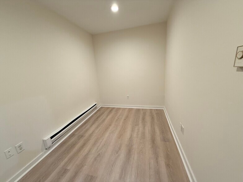 Building Photo - 452 Park Dr