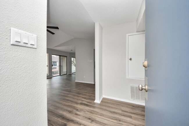 Building Photo - 1818 Augusta Dr