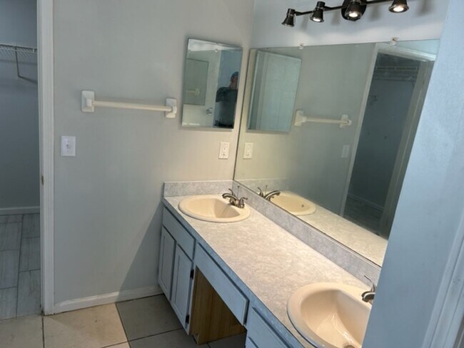 Building Photo - 424 Rolling Rock Ct
