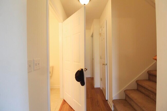 Building Photo - 120 Hollen Mill Ct