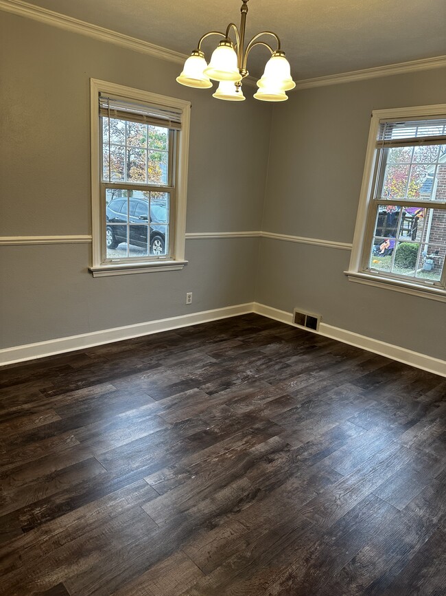 Building Photo - 913 W Stratford Dr