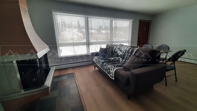 Building Photo - 933 W 20th Ave