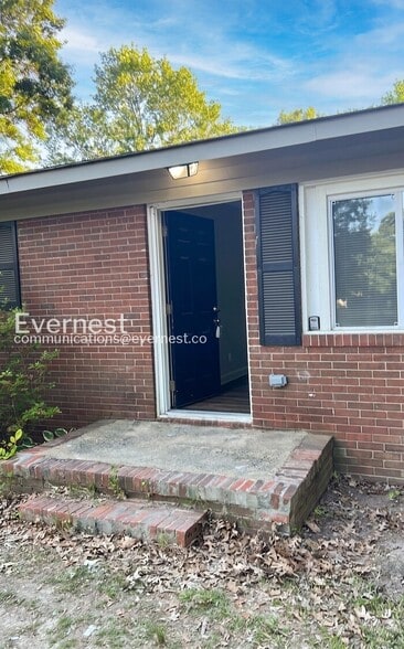 Building Photo - 203 Pinetree Dr