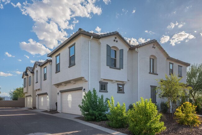 Building Photo - Three Bedrooms! Newer Neighborhood - conve...
