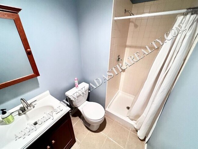 Building Photo - MOVE IN SPECIAL!! Beautiful 4 Bed/4 Bath H...