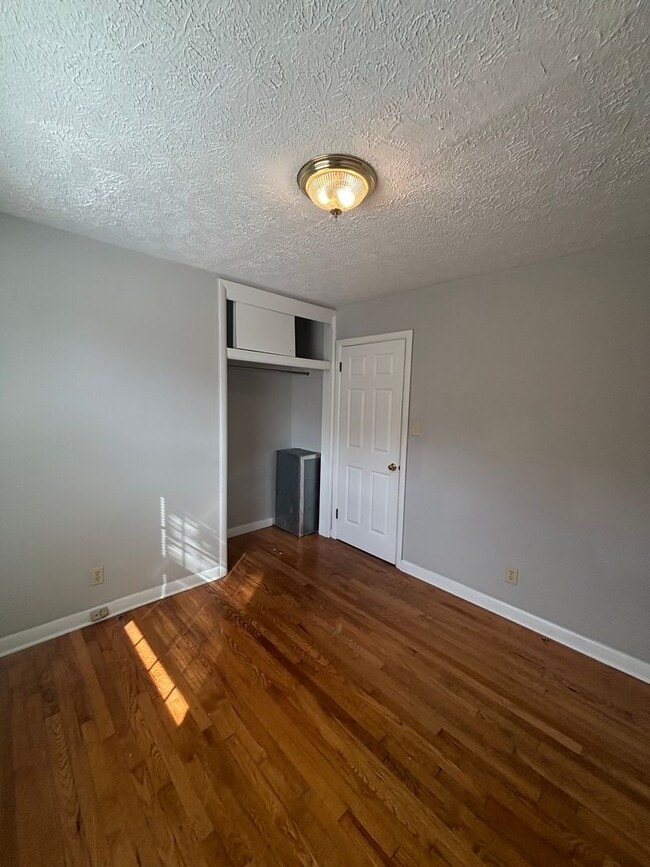 Building Photo - Updated 3bd/2bth home with Remodeled Maste...