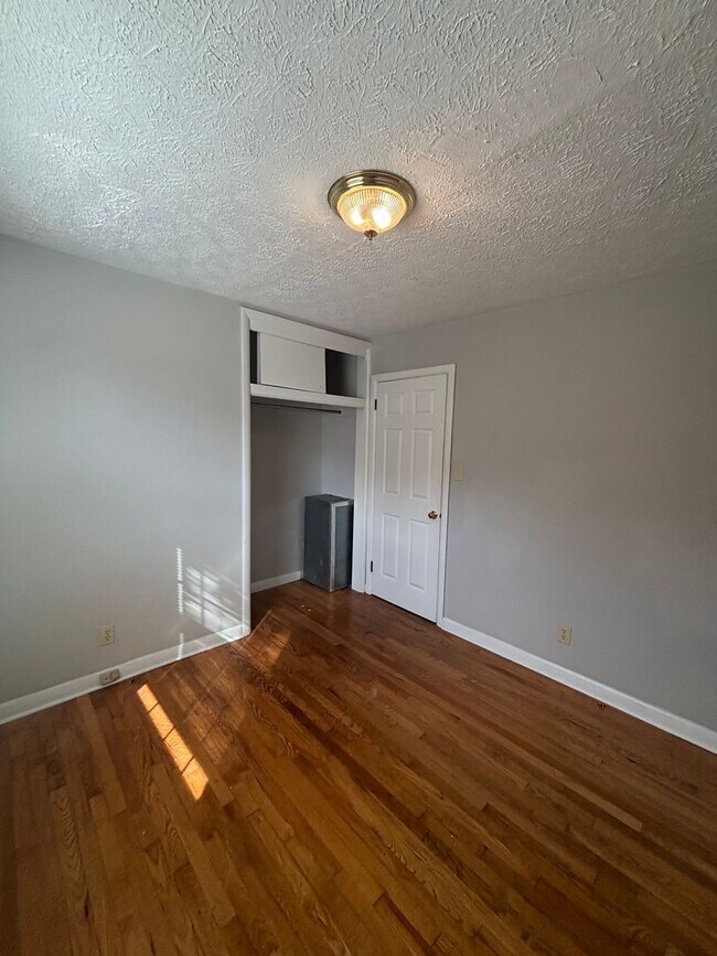 Building Photo - Updated 3bd/2bth home with Remodeled Master Suite & Prime Location!