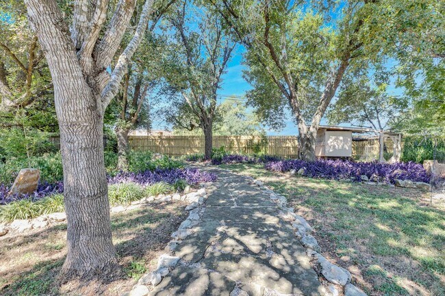 Building Photo - Beautiful Home in Shady Hollows Available ...