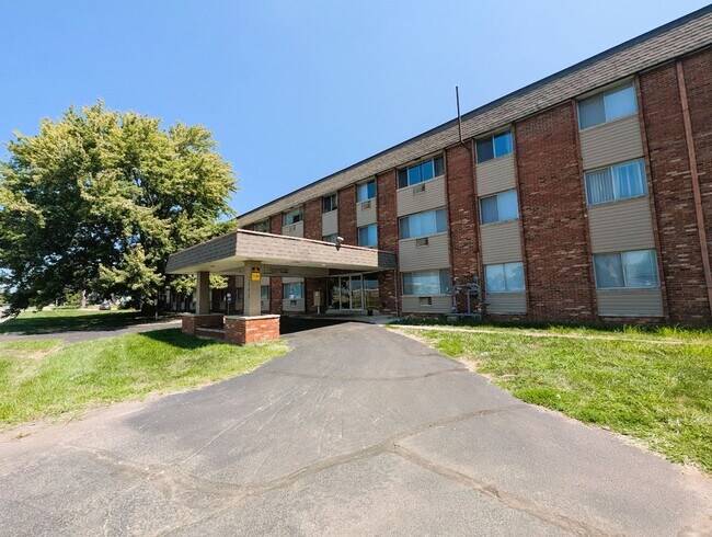 Building Photo - Ample Closet Space