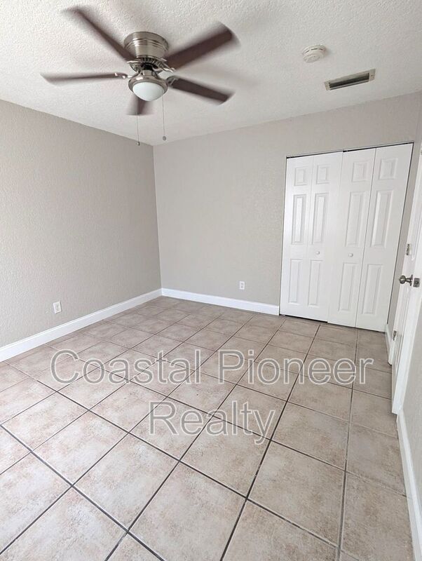 Building Photo - 5828 3rd St E