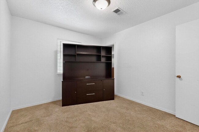 Building Photo - 3 Bedroom 2 Bath with 2 car garage