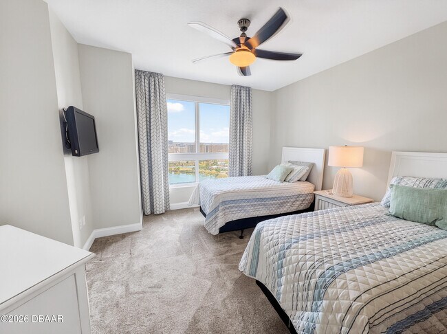 Building Photo - 231 Riverside Dr