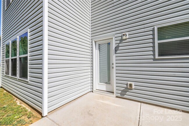 Building Photo - 710 Yorkshire Dr