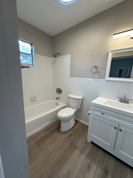 Building Photo - 2208 W Woodlawn Ave