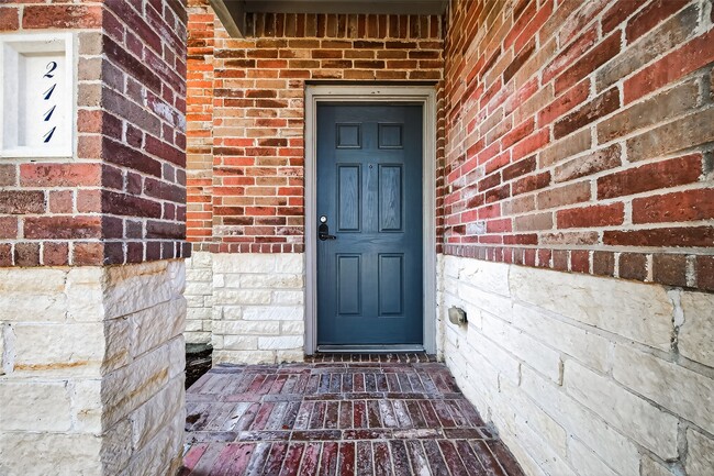 Building Photo - 2111 Castle Gardens Ln