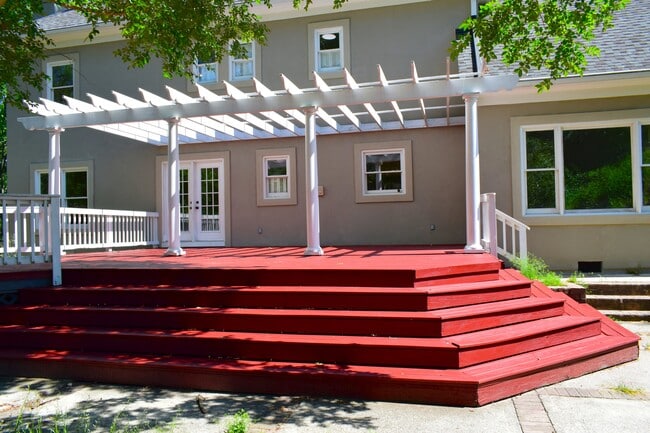 Building Photo - 4130 Knollcrest Cir N