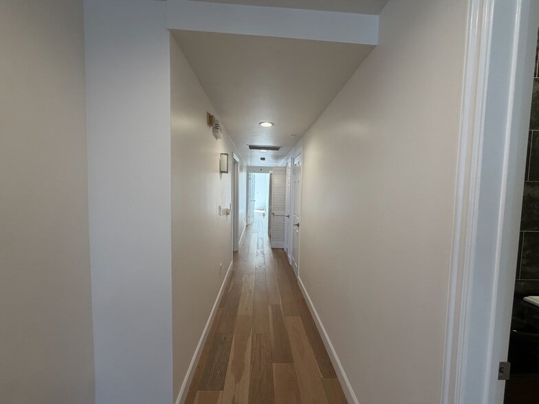 Building Photo - 1247 Barry Ave