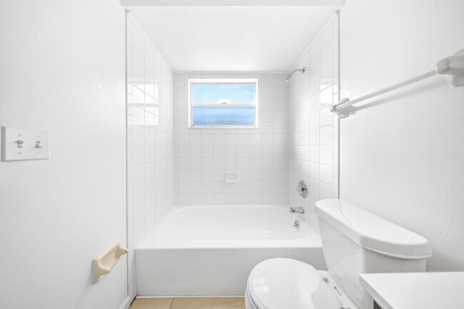 Building Photo - 428 Banana Cay Dr