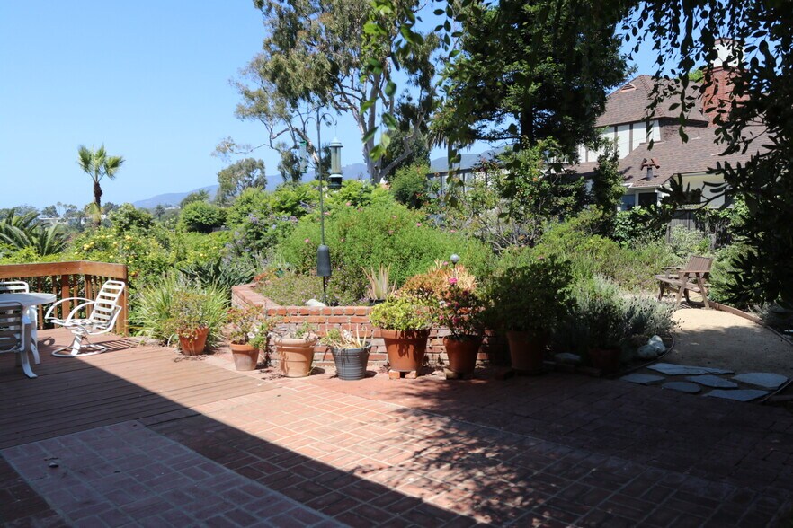 Building Photo - 321 N Las Casas Ave