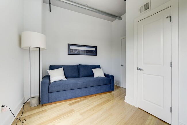 Building Photo - 2 bedroom 2 bath condo in Adams Morgan