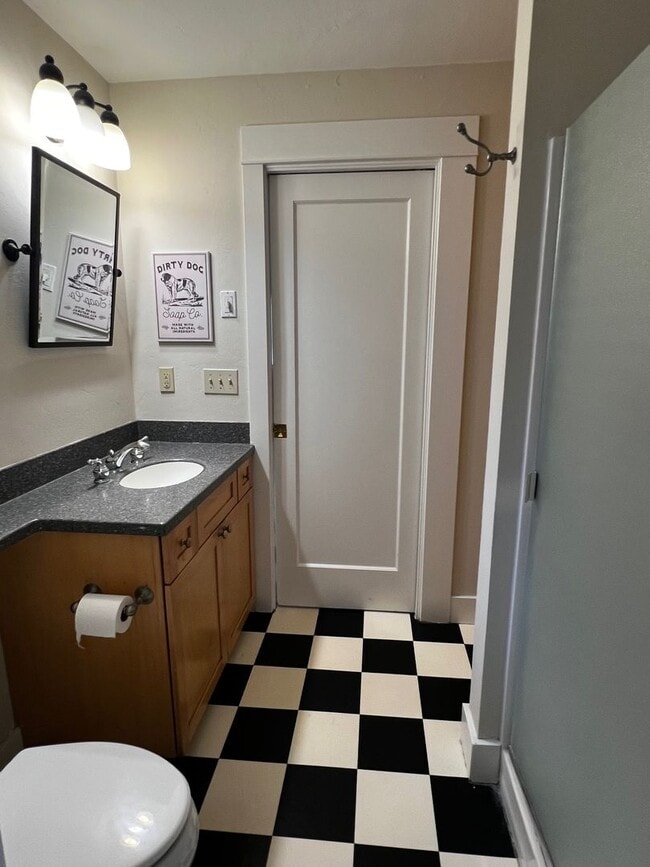 Building Photo - 2 Bedroom / 1 Bathroom Single Family Home ...