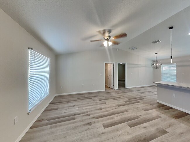 Building Photo - 27 Pine Cir