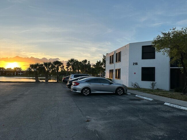 Building Photo - 215 Lake Pointe Dr