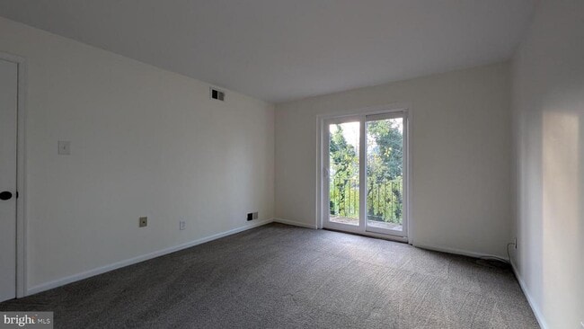 Building Photo - 646 Country Ln