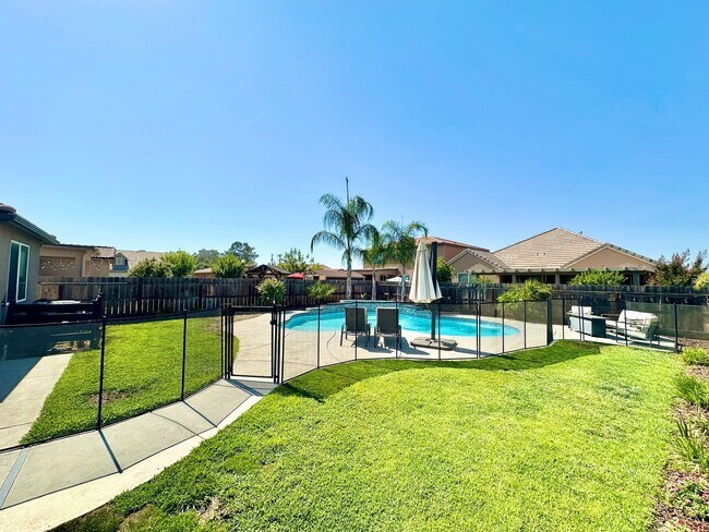 Building Photo - North Clovis 3/3 with Bonus Room and Pool