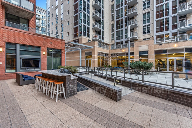 Building Photo - 1025 1st St SE