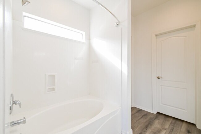 Building Photo - 831 S Nielson Ct