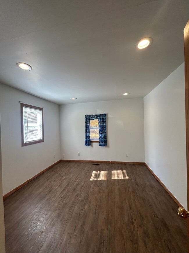 Building Photo - Updated 3 Bedroom House!
