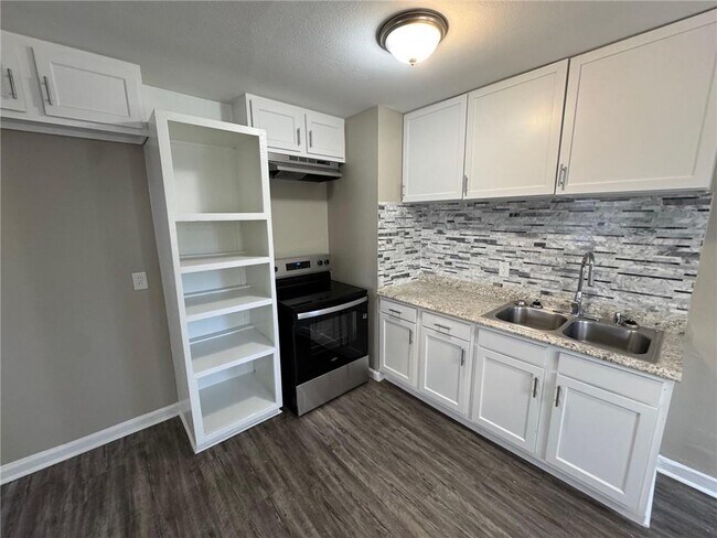 Building Photo - 303 Evergreen Hill