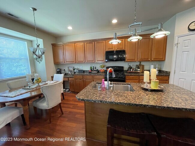 Building Photo - 535 Country Club Dr