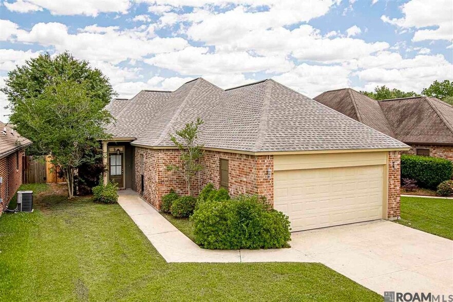 Building Photo - 9015 Westlake Ave